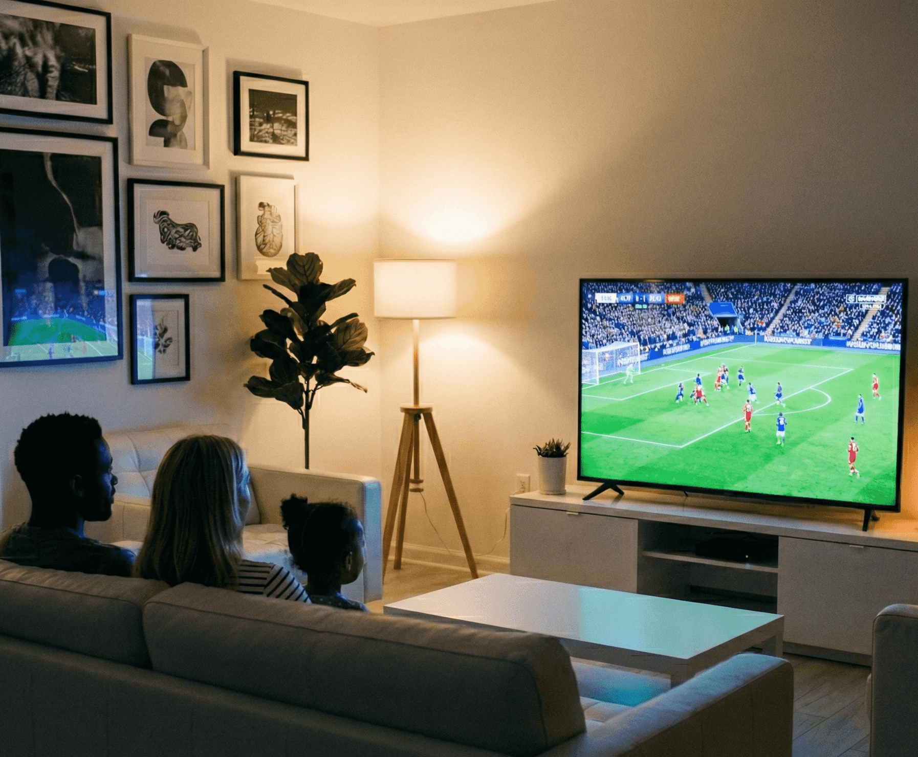 Imagem de uma família assistindo televisão